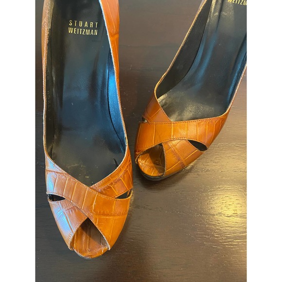 Stuart Weitzman Embossed Crocodile Peep Toe Platform Pumps in Brown size 8.5 - Picture 3 of 7